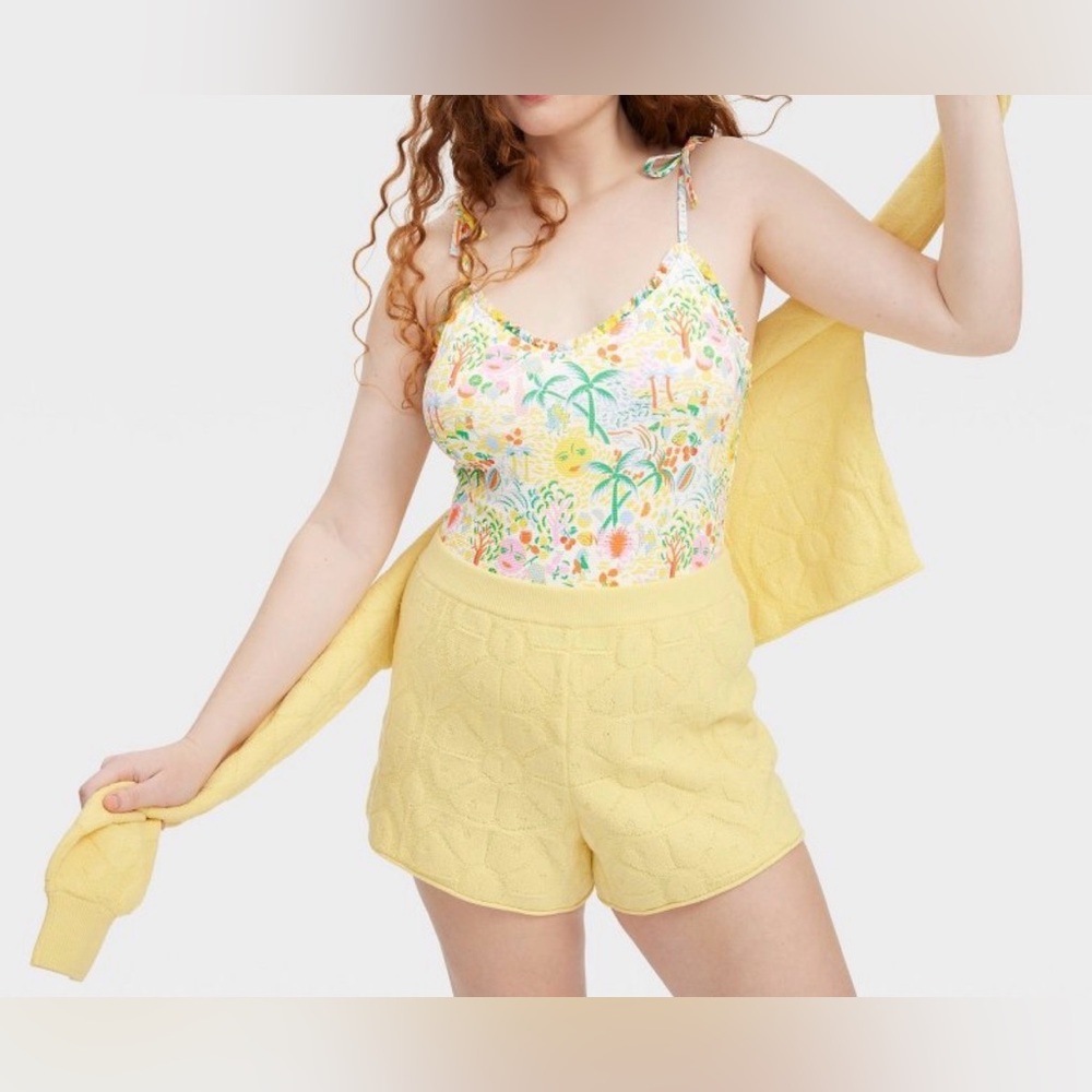 Women's Daisy Floral
Embossed Terry Drawstrings
Shorts Yellow - Roller Rabbit x